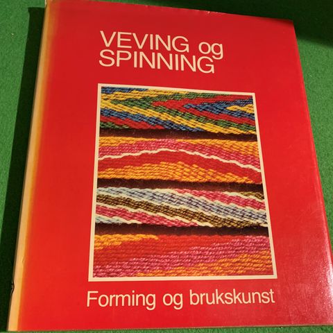 Veving og spinning. Forming og brukskunst (1980)