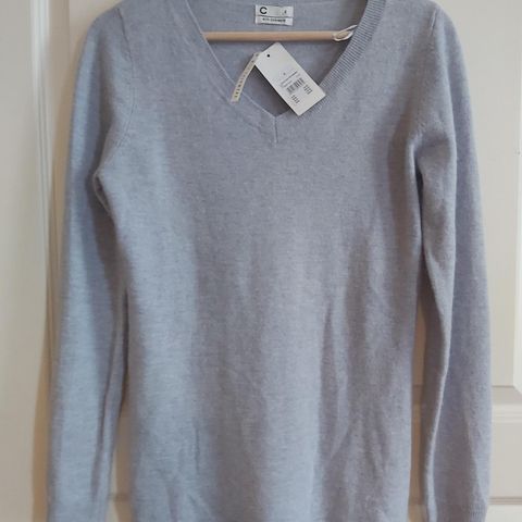 NY. 30% ULL. 15% CASHMERE / KASJMIR. Lyseblå / blå - grå V-ringet genser.