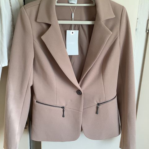 Beige blazer. FIn passform. God kvalitet. Ny