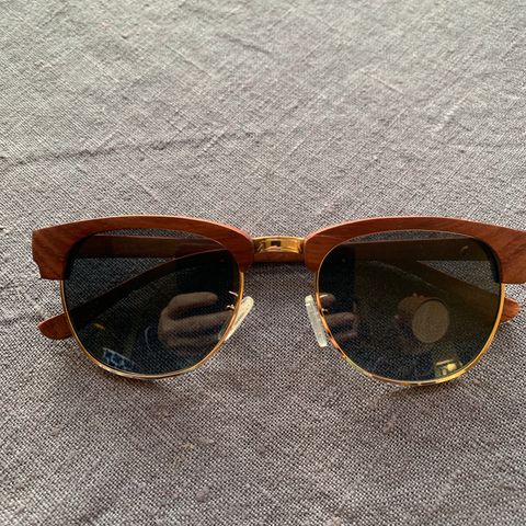 Ray ban clubmaster modell med ramme i tre