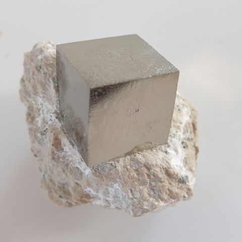 Perfekt PYRITE cube krystall