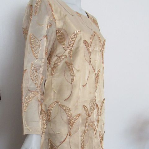 Gullfarget, brodert kurta