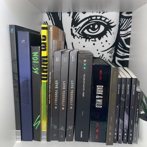 Kpop album og signert side av San Ateez