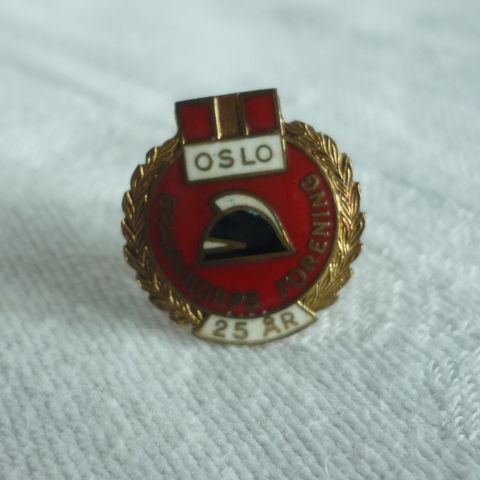 Oslo Brannkorps Forening 25år (1919) - 925S - A/S Karat - Jakkemerke/pin.