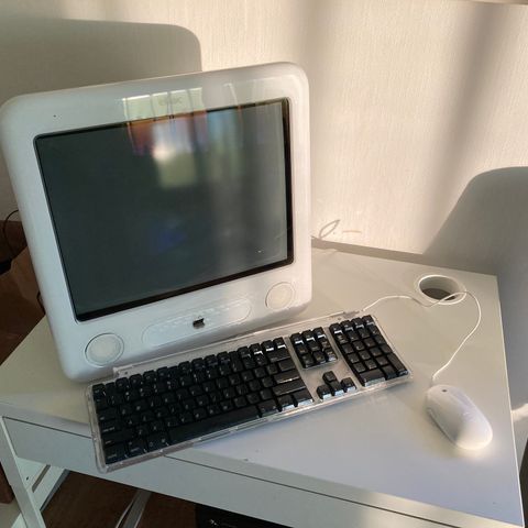 Apple eMac G4/1.25 (USB 2.0) til salgs