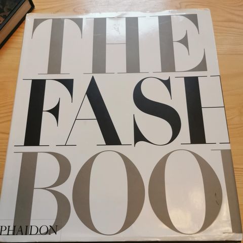 Selger et eksemplar av The Fashion Book. 