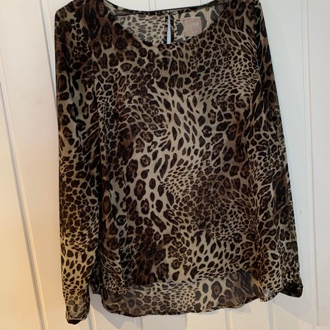 Bluse i Leopard mønster str M selges