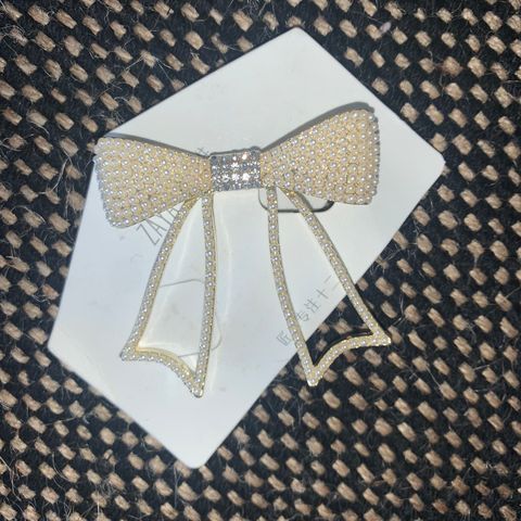 Hair accessory made of pearl and diamonds-hair clip