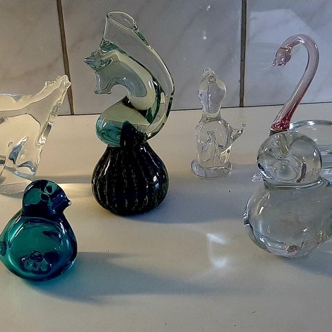 Forskjellige figurer i glass. 