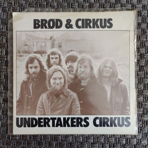 Undertakers cirkus Brød & cirkus