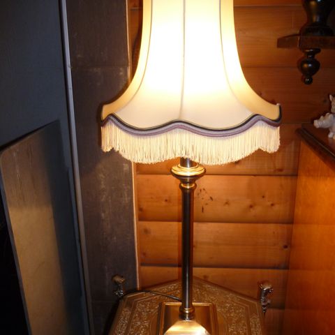 Elegant bordlampe med silkeskjerm