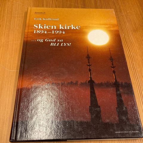 Erik Kullerud : SKIEN KIRKE 1894 - 1994 - BYMINNER 25