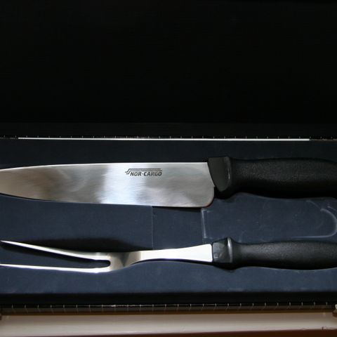 Fint tranchersett - kokkekniv og stekegaffel fra Øyo, Geilo, i gaveeske - ubrukt