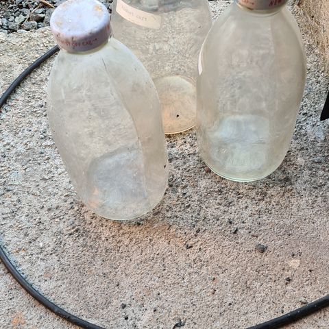 Gamle saftflasker i glass