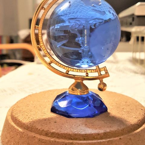 Krystall globus papirvekt med gullmetallstativ i meget god stand