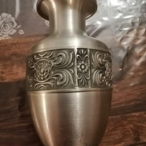 Tinn vase til salgs