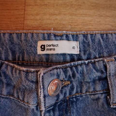 Perfect Dongeri Jeans Gina Tricot str 40  kr 200,- pr stk.