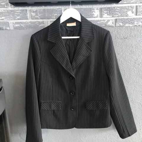 Dressjakke. Blazer. Sort med striper. Som ny. Str. 44