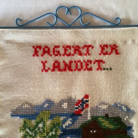 Åkle. Brodert teppe. FAGERT ER LANDET.