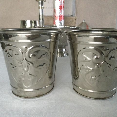 2 blomsterpotter/potteskjulere i metall