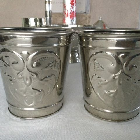 2 blomsterpotter/potteskjulere i metall