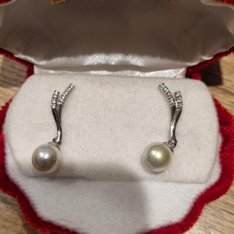 Vakre øredobber sølv med perler.