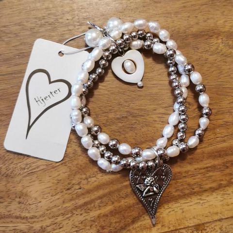 Nydelig hjerte-armbånd med ekte perler