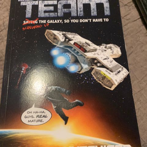 Space Team - Bok av Barry J Hutchison til salgs.