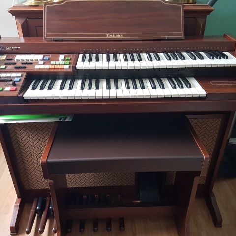 Orgel Technics med krakk