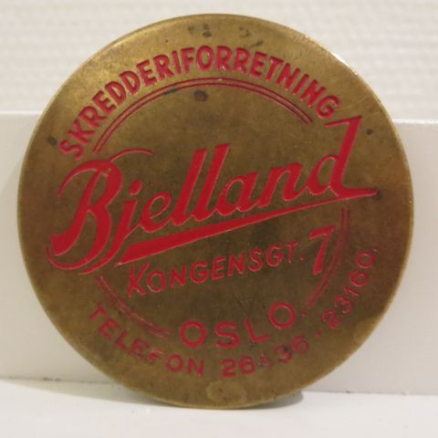 1940 Bjelland Skredderiforetning Kongensgate 7 Oslo.Sminke speil i messing.