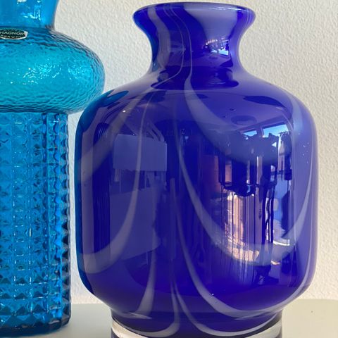vase i blått glass Magnor