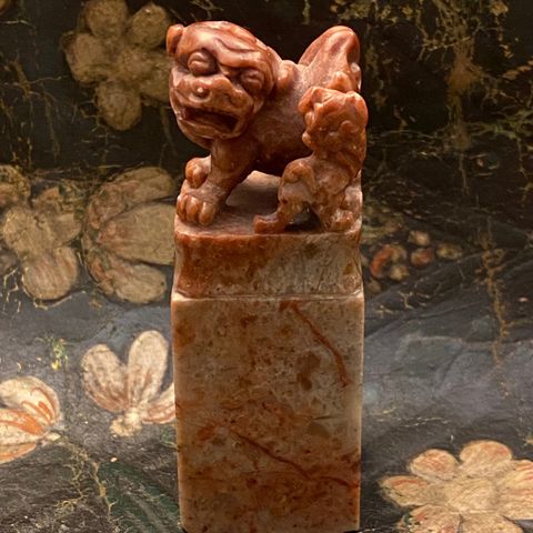 Antikk kinesisk skåret stempel/seal i rød såpesten Foo dog og baby tidl 1900tall