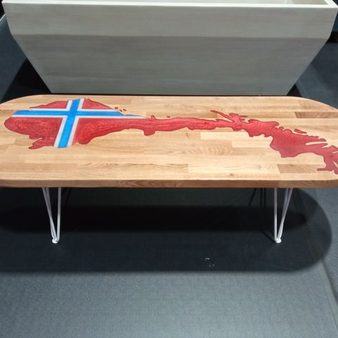 Salongbord i eik med Norsk kart og flag    17 mai