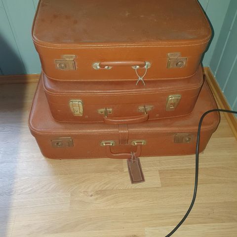 3 eldre kofferter selges 