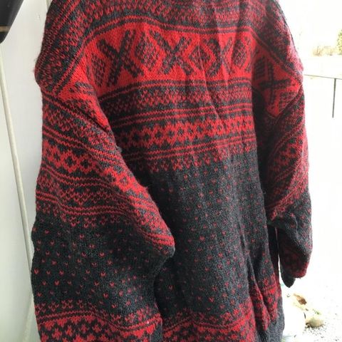 .Hjemme strikket ull genser
