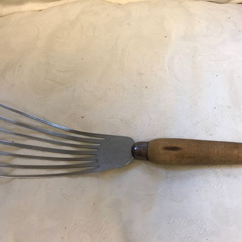 Gammel fiske spade. Bruksmetall. Made in Norway. 28 cm. I god stand.. Retro....