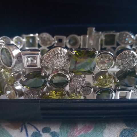 Armbånd i sølv og peridot