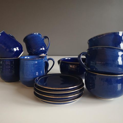 Nydelige Keramikk krus 5 stk  /tekopper 3 stk/tefat 4 stk /en skål