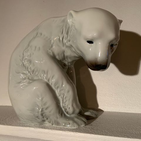 Isbjørn sittende fra Porsgrund Porselen ( stor )