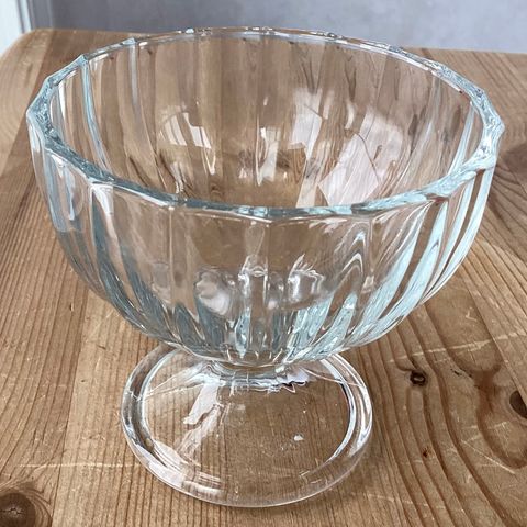 1 flott og vakker Glass Skål, kraftig glass, H. 9 cm, B. 10,25 cm. «SOM NY»!