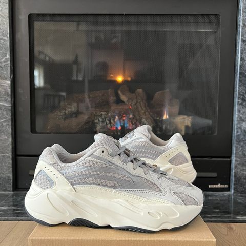 Yeezy 700 V2 Static Reflective 38 & 38 2/3