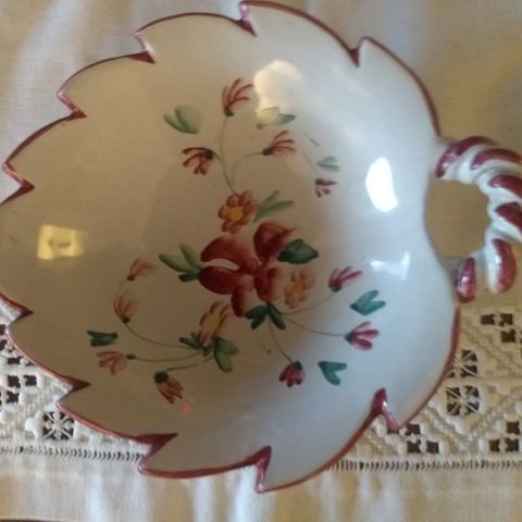 Nydelig skål i keramikk formet som et blad