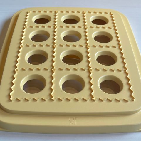 Tupperware Ravioli Maker m/skje (12 hull)