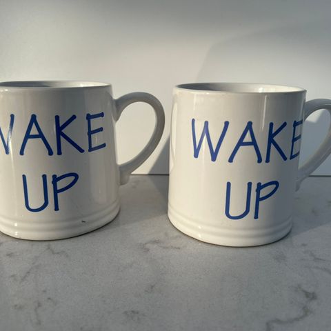 To fine store krus - kopper med «Wake up» tekst på. Kaffekopp