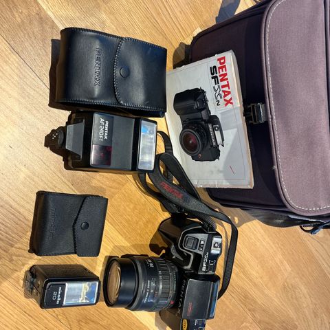 Pentax SFXn kamera med 28-80 linse, pentax AF 240FT og Minolta 20