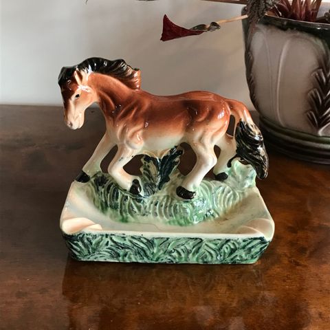 Nydelig, sjarmerende, gammel hest, i porselen