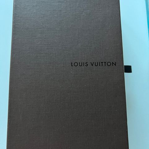 Louis Vuitton esken for stor lommebok eller noe annet