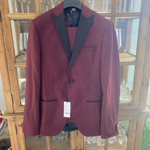 Isaac Dewhirst Bordeaux tux