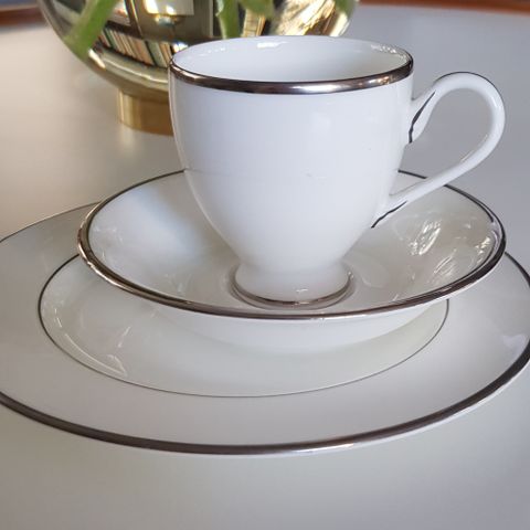 Royal Bone China små kaffekopper og asjetter