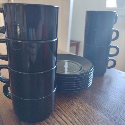 8 helt sorte kopper og skåler
